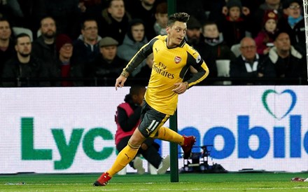 Özil aposta habilidades táticas no mundo dos investimentos