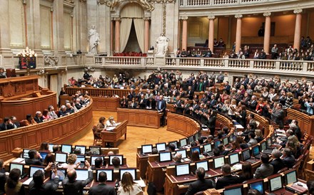 Inédita União à esquerda aprova Orçamento : A aprovação foi saudada de pé e com aplausos das bancadas socialista, bloquista, comunista e ecologista. A 16 de Março, a inédita 'geringonça' dava luz verde ao primeiro Orçamento do Estado do Governo liderado por António Costa, após seis semanas de discussão e de negociação. Momentos antes, no discurso com que encerraria o debate, o ministro das Finanças, Mário Centeno, destacava as escolhas do Orçamento que, em sua opinião, permitiriam dar resposta aos desígnios nacional e europeu: medidas de reposição de rendimento, para consumo interno, e de respeito pelas regras europeias, para agradar a Bruxelas.