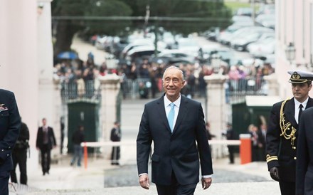 Uma tomada de posse ao ritmo de festa popular: Tomou posse e assegurou desde logo que se comprometia a ser um Presidente  de 'todos sem excepção', 'nem a favor, nem contra ninguém'. Chegou oficialmente ao cargo com a certeza de ser um Chefe de Estado que recolhia enorme popularidade - uma sondagem publicada dia 9 de Março dava conta de que quase 90% dos portugueses lhe antecipavam uma melhor prestação face ao seu antecessor. Entrou no Palácio de Belém ao ritmo de uma festa popular, que se 'prolongou' por três dias e terminou com um banho de multidão na cidade do Porto. Aberto a receber beijos e abraços, o Presidente dos 'afectos' deu assim início ao seu mandato.