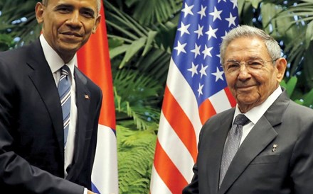 Obama faz história em Cuba: Um inquilino da Casa Branca não visitava oficialmente a ilha de Fidel e Raul Castro há 88 anos. A 20 de Março de 2016, o Air Force One aterrou no aeroporto José Martí, em Havana, para que Barack Obama pudesse fazer história. Durante uma visita de três dias, em que foi acompanhado pela mulher, pelas filhas e pela sogra, o Presidente dos Estados Unidos, num discurso transmitido pela rádio e televisão públicas, falou de liberdade e do seu desejo em colocar fim ao embargo económico a Cuba. 