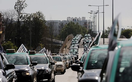 Táxis em guerra com a Uber: No mês de Abril sucederam-se os comunicados e as ameaças das associações dos profissionais do táxi, que protestaram contra a Uber um pouco por todo o país. 'Em termos globais, estamos a falar de uma quebra do negócio de mais de 20%', apontaram Carlos Ramos, presidente da Federação Portuguesa do Táxi, e Florêncio Almeida, presidente da ANTRAL. A perda de negócio e a regulação das plataformas em Portugal estavam entre os principais pontos que motivaram os taxistas a avançar para a rua, em várias cidades, em protestos de larga escala. 