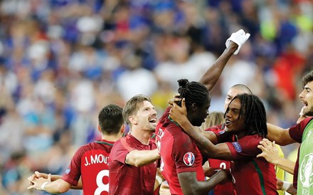 Portugal campeão da Europa: Quando João Moutinho passou a bola a Eder, aos 109 minutos do prolongamento da final do Euro 2016, disputada a 10 de Julho com França, não adivinhava que se ia fazer história. Depois de receber o esférico, o jogador nascido na Guiné-Bissau enquadrou-se com a baliza e desferiu um remate indefensável. Tantas vezes criticado pela falta de habilidade, haveria de ser precisamente o patinho feio Eder a dar a Portugal a primeira vitória numa grande competição internacional. A selecção regressou a  Portugal no dia seguinte, e Lisboa parou para ver o desfile dos heróis e do troféu.