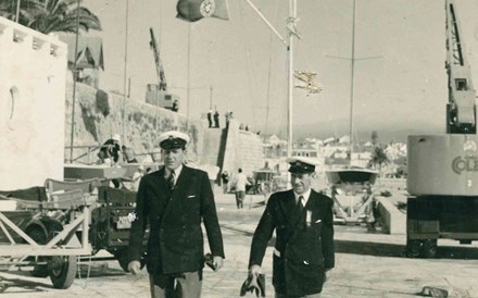 O conde de Barcelona, avô do rei Felipe VI de Espanha, que viveu exilado em Cascais no tempo do franquismo. A fotografia foi tirada em 1948 no Clube Naval de Cascais. 