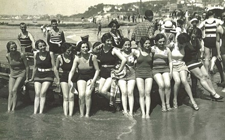 Um grupo de senhoras na praia do Tamariz, em 1930.