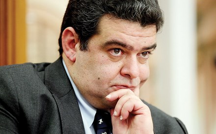 Rocha Andrade deixa um novo imposto e uma reforma a meio caminho