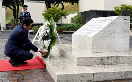 Primeiro-ministro do Japão visita Pearl Harbor acompanhado de Barack Obama