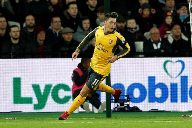 Özil aposta habilidades táticas no mundo dos investimentos