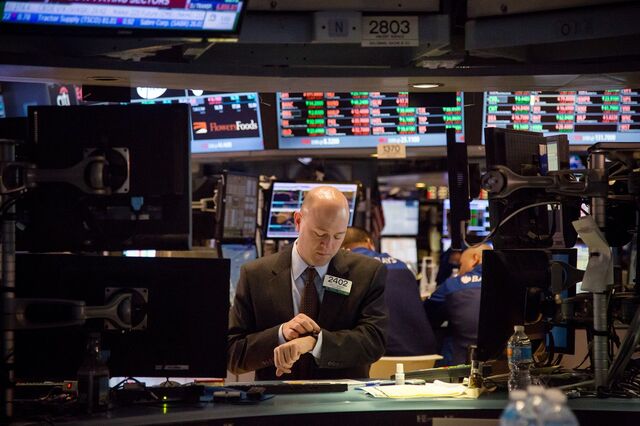 Bolsas e petróleo no vermelho, ouro recupera