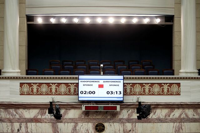 Grécia não cede a Bruxelas e aprova reposição do 13º mês aos pensionistas