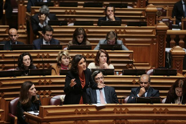 Assunção Cristas oferece óculos a Costa, que prometeu dar-lhe um espelho retrovisor