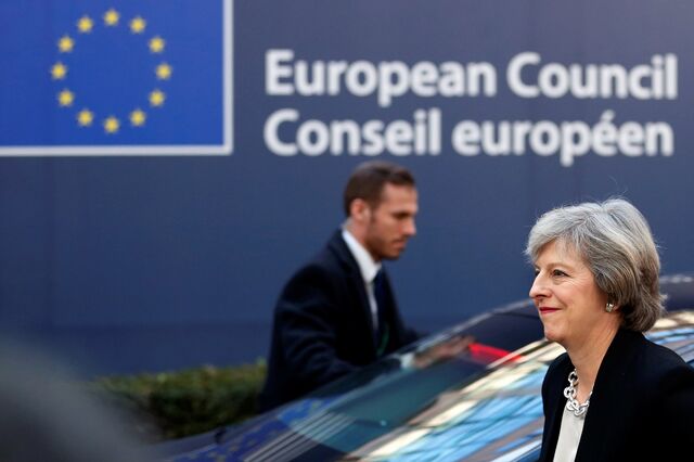 Theresa May acusa responsáveis europeus de tentarem influenciar eleições no Reino Unido