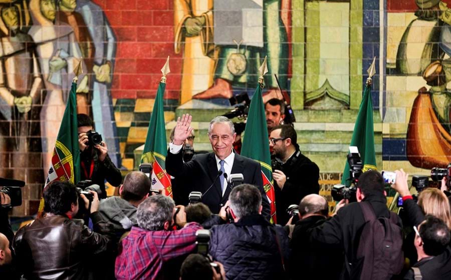 Marcelo Rebelo de Sousa ganha Presidenciais - A 24 de Janeiro, nas eleições Presidenciais, Marcelo Rebelo de Sousa, o candidato da direita, garantiu a vitória à primeira volta. Marcante foi a derrota de Maria de Belém, ligada ao PS, que ficou em quarto lugar. António Sampaio da Nóvoa, que acalentou o desejo de disputar a segunda volta e com apoios pesados de Eanes, Mário Soares ou Jorge Sampaio, ficou em segundo. A maior surpresa foi mesmo a candidata bloquista, Marisa Matias, ao ser mais votada que Edgar Silva, do PCP, e ao ficar à frente de Maria de Belém. Ainda a surpresa de Tino de Rans que logrou um sexto lugar.