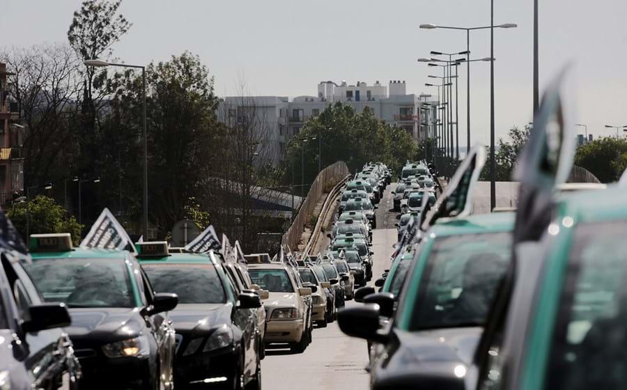 Táxis em guerra com a Uber: No mês de Abril sucederam-se os comunicados e as ameaças das associações dos profissionais do táxi, que protestaram contra a Uber um pouco por todo o país. 'Em termos globais, estamos a falar de uma quebra do negócio de mais de 20%', apontaram Carlos Ramos, presidente da Federação Portuguesa do Táxi, e Florêncio Almeida, presidente da ANTRAL. A perda de negócio e a regulação das plataformas em Portugal estavam entre os principais pontos que motivaram os taxistas a avançar para a rua, em várias cidades, em protestos de larga escala.