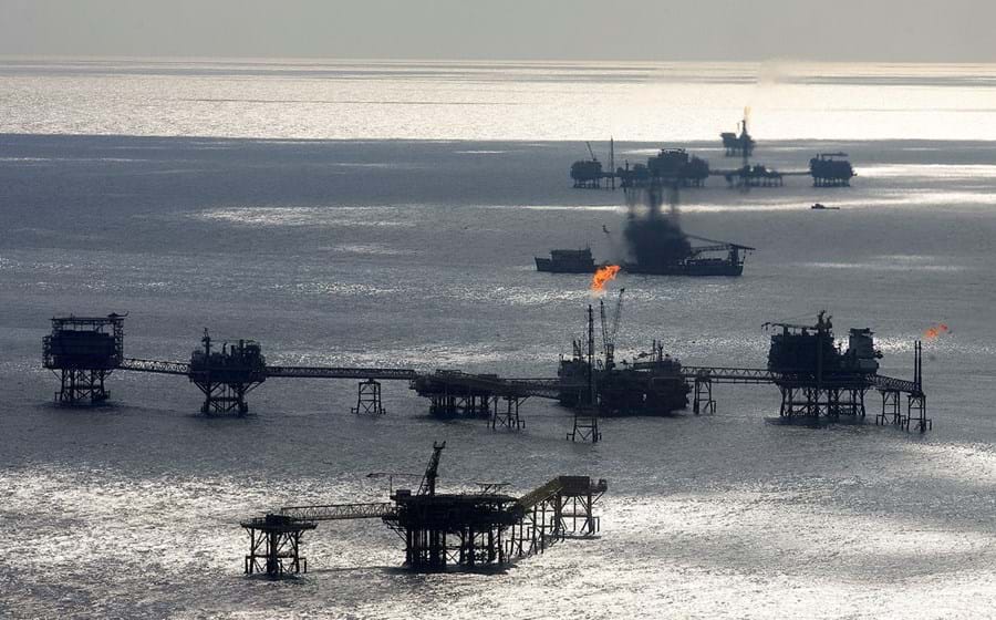 Arábia Saudita frente-a-frente com o Irão - Os confrontos comprometerão as exportações de petróleo e gás do Estreito de Ormuz. Como consequência, o petróleo dispara e os planos de privatização da companhia de petróleo Saudi Aramco não resultam. A Arábia Saudita desvalorizará a sua moeda, obrigando a restante região a fazer o mesmo.