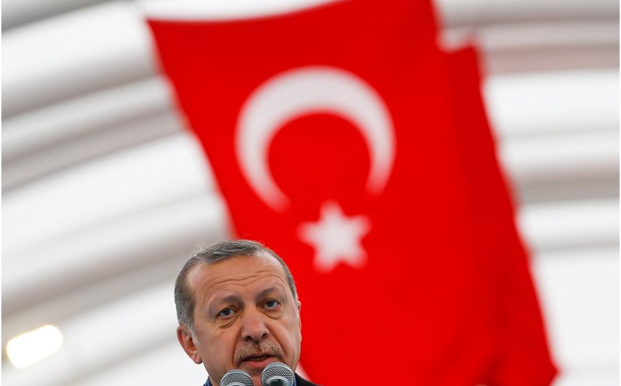 Erdogan ainda mais poderoso: Caminhava calmamente rumo há muito pretendida presidencialização do regime quando, em Julho, o presidente da Turquia, Recep Tayyp Erdogan, foi importunado por uma tentativa de golpe de Estado. Erdogan não estava em Ancara e, via Facetime, pediu aos turcos que ocupassem as ruas e salvassem o actual regime. As ruas apoiaram Erdogan, que saiu reforçado. Entretanto o AKP de Erdogan está em negociações avançadas com o Partido do Movimento Nacional (MHP) para alterar a Constituição, mudanças que o tornarão ainda mais poderoso.