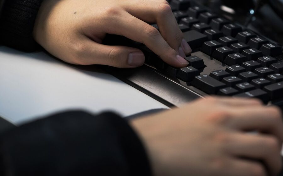jovens a trabalhar no computador