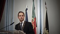 O presidente da Câmara Municipal de Lisboa, Fernando Medina, lamentou 'com profunda tristeza' a morte do antigo Presidente da República Mário Soares, 'o pai da Democracia' em Portugal, cujo legado deve ser protegido. Em declarações à Lusa, Fernando Medina referiu ter recebido 'com profunda tristeza' a notícia da morte de 'uma das figuras maiores da História e das últimas décadas da vida' de Portugal. Para o autarca socialista, o que os portugueses devem a Mário Soares 'não é fácil de enumerar'. 'Mário Soares lutou pela Democracia, pela Liberdade, esteve preso, esteve exilado, bateu-se para que Portugal fosse um estado democrático e que aderisse às comunidades económicas europeias', destacou.
Fernando Medina salientou que Soares 'não esteve sozinho, teve ao seu lado dezenas, centenas, milhares de resistentes antifascistas, de portugueses, de patriotas, que defenderam e construíram a Democracia ao seu lado depois do 25 de Abril', mas, 'é figura cimeira, a figura de referência, o pai da Democracia' em Portugal.
O presidente da Câmara de Lisboa considera que 'nenhuma homenagem será suficiente para honrar aquilo que Mário Soares deixa'. No entanto, 'há algo que as novas gerações, que tiveram a felicidade de nascer, de crescer, de viver sempre na Democracia, por quem ele tanto se bateu', podem fazer: 'prosseguir a luta pelo seu legado, o legado da Liberdade, da Democracia, da Justiça, do Desenvolvimento, da Tolerância'.
'São esses valores muito importantes, muito marcantes, muito fortes que são o seu fundamental legado e que nos caberá agora a todos saber proteger', disse.