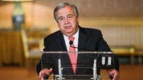 O secretário-geral das Nações Unidas, António Guterres, homenageou Mário Soares como 'um dos raros líderes políticos de verdadeira estatura europeia e mundial', a quem os portugueses devem 'em grande medida, a democracia, liberdade e respeito pelos direitos fundamentais'. 'Presto a minha homenagem a Mário Soares, certo de que figurará na nossa memória e na história do nosso país, como um homem livre que quis que todos nós vivêssemos em liberdade e que lutou toda uma vida para que isso fosse possível', afirma o secretário-geral da ONU, numa declaração enviada à Lusa. 
Na nota, o antigo primeiro-ministro português diz ter tomado conhecimento da morte do ex-Presidente 'com profunda emoção e um agudo sentimento de perda'. 
Na mensagem, Guterres começa por transmitir à família de Mário Soares e, em particular, aos filhos e netos do antigo Presidente, as suas 'sentidas e amigas condolências'. 
'Falei já com os filhos, Isabel e João, junto de quem expressei a minha solidariedade neste momento doloroso do falecimento do seu pai', menciona.
'É, em grande medida, a ele que devemos a democracia, a liberdade e o respeito pelos direitos fundamentais de que todos os portugueses puderam usufruir nas últimas décadas e que são hoje valores adquiridos no nosso país', considera António Guterres, na mensagem. 
Mas, acrescenta, 'a dimensão do legado de Mário Soares ultrapassa em muito as fronteiras de Portugal'. 
Por um lado, porque o país lhe deve a sua 'plena integração' na comunidade internacional, mas também porque 'o seu apego à liberdade e à democracia fazem dele um dos raros líderes políticos de verdadeira estatura europeia e mundial', lê-se na declaração do secretário-geral das Nações Unidas. 
António Guterres afirma ainda que, 'pelo seu empenho político firme e corajoso e pelos princípios e valores que coerentemente prosseguiu ao longo da vida', Mário Soares 'moldou a vida política em Portugal de forma indelével'.  'A liberdade foi sempre o seu valor de referência', refere também.