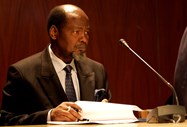 O antigo Presidente da República de Moçambique Joaquim Chissano considerou que Mário Soares 'esteve do mesmo lado [que Moçambique] no combate à ditadura' e que será recordado nas antigas colónias como 'um amigo'. 'Participou na luta contra a ditadura fascista portuguesa e por esse facto estivemos no mesmo lado no combate contra a ditadura', lembrou Chissano em declarações à RTP3, a partir de Moçambique. Questionado sobre se os africanos lusófonos guardarão do Presidente da República português uma boa imagem, tendo em conta principalmente o seu papel nas independências, Chissano respondeu: 'Boa imagem, sim, porque ele primeiro tentou satisfazer também a política portuguesa quando chefiou a delegação a Moçambique, mas uma vez convencido de que esse era o caminho [a independência de Moçambique], fez parte dos que queriam a libertação de forma imediata, portanto voltou a ser amigo'.
Chissano disse depois que, durante as negociações, 'estávamos a negociar com pessoas que outrora foram inimigas, mas ele nunca foi inimigo' e acrescentou: 'Ele foi atacado em Portugal mas não por nós. Nós, nas colónias, temos muito respeito por ele'.
Enaltecendo o 'bem conhecido estadista', Chissano lembrou ainda o estabelecimento de relações com as antigas colónias portuguesas, 'que levou mesmo aos inícios de criação da Comunidade de Países de Língua Portuguesa'.