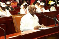 O Movimento Popular de Libertação de Angola (MPLA), partido no poder desde 1975, recordou Mário Soares como uma 'insigne figura da vida política portuguesa'. A posição está expressa numa curta nota de condolências do Bureau Político do Comité Central do MPLA, liderado pelo também chefe de Estado angolano, José Eduardo dos Santos, sobre a morte do antigo Presidente português, ocorrida no sábado, em Lisboa. 'Neste momento de dor e de luto, o Bureau Político do Comité Central do MPLA inclina-se perante a memória do doutor Mário Soares e, em nome dos militantes, simpatizantes e amigos do partido, endereça ao Partido Socialista de Portugal e, através deste, à família enlutada as suas mais sentidas condolências', lê-se na mesma nota.