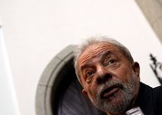 O ex-Presidente do Brasil Luiz Inácio Lula da Silva considerou que 'Mário Soares foi um dos grandes homens públicos do século XX, não só de Portugal, mas da Europa e do mundo'. Numa publicação divulgada na sua página pessoal no Facebook, o ex-Presidente brasileiro recordou Mário Soares como 'um homem comprometido durante toda a sua vida com as ideias do socialismo democrático e a construção de um mundo mais justo'. Lula da Silva lembrou a luta pela liberdade prosseguida pelo líder português, que se posicionou contra o fascismo e contra a ditadura em Portugal. 'Sempre defendeu e trabalhou pela cooperação e intercâmbio entre Brasil e Portugal, aproximando nossas nações. Sempre esteve, mesmo nas horas mais difíceis, do lado certo da história', acentuou. Estivemos juntos pela última vez em 2014, celebrando os 40 anos da Revolução dos Cravos, que restaurou a democracia na nação que amava tanto', frisou ex-chefe de Estado brasileiro. Lula da Silva manifestou solidariedade 'aos familiares, amigos, admiradores e ao povo português nesse momento de despedida e saudade do amigo Mário Soares'. 