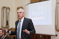 O antigo primeiro-ministro José Sócrates lamentou a morte do 'grande companheiro político e amigo' Mário Soares, que classificou de 'dirigente político carismático' que 'ficará para a História'. José Sócrates salientou, em declarações à SIC, a 'vida política tão rica e diversificada' de Mário Soares, recordando-o como um dos 'grandes combatentes pela liberdade e pela democracia' em Portugal.
Sócrates lembrou ainda a forma como Mário Soares enfrentou a ditadura, sofrendo a 'prisão, o exílio e o desterro' antes do seu regresso triunfal após o 25 de Abril.
Além de 'combatente pela liberdade', Sócrates disse que Mário Soares deve ser recordado como o político da 'reconciliação', mormente depois da primeira vitória nas eleições presidenciais em que o país 'estava tão dividido'.
'O país estava tão dividido e ele apaziguou o país', sublinhou Sócrates, acrescentando que esses e outros factos transformaram Mário Soares num dos 'políticos portugueses mais influentes' e também num dos 'grandes políticos europeus'.
Em termos pessoais, Sócrates classificou Mário Soares como um 'grande companheiro político e amigo', observando que 'ficará para sempre no coração' a atitude e o apoio que lhe prestou nos últimos tempos.
'O que ele fez por mim nos últimos tempos ficará para sempre no coração', disse Sócrates, que chegou a estar preso preventivamente na cadeia de Évora no âmbito da 'Operação Marquês', tendo, na altura, recebido a visita de Mário Soares.
Sócrates disse ainda recordar ainda Mário Soares como 'um homem de espírito, bom companheiro e divertido', que 'tinha muitos amigos', de diversos quadrantes políticos. Nas suas palavras, foi um 'querido amigo que o inspirou e motivou' e que deixa um legado de alguém que sempre combateu com convicção e determinação.