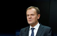 O presidente do Conselho Europeu, Donald Tusk, manifestou-se 'profundamente sentido' com a morte de Mário Soares, destacando o seu 'papel essencial' na consolidação da democracia portuguesa e 'como impulsionador da adesão de Portugal' à União Europeia.
Numa mensagem de condolências enviada ao primeiro-ministro, António Costa, e que pede que seja estendida à família de Mário Soares e ao Presidente da República, Marcelo Rebelo de Sousa, o presidente do Conselho Europeu aponta que ficou 'profundamente sentido ao tomar conhecimento do falecimento de Mário Soares', sendo este o momento de lamentar a sua perda e 'reflectir sobre a sua vida política'.
'Recordo o papel essencial que Mário Soares desempenhou na consolidação da democracia portuguesa - enquanto primeiro chefe de governo constitucionalmente eleito, e Presidente da República - e como impulsionador da adesão de Portugal às Comunidades Europeias', escreve Tusk na mensagem enviada hoje a António Costa e divulgada em Bruxelas.
