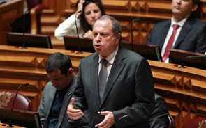 Carlos César assume 'falha' do PS na votação do relatório mas desvaloriza o caso