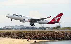 Qantas está a oferecer um ano de voos a vacinados contra a covid