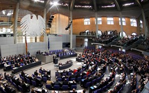 Governo alemão chega a acordo para reduzir número de deputados