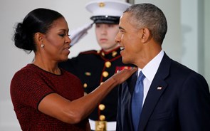 Barack e Michelle Obama vendem memórias por 57 milhões