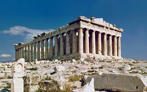 Atenas faz-se o 'Hércules dos mercados': lidera ganhos mundiais ao subir quase 50%