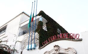 Rosas à porta da residência do antigo chefe de Estado