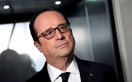 Hollande diz que a campanha eleitoral em França 'cheira mal'