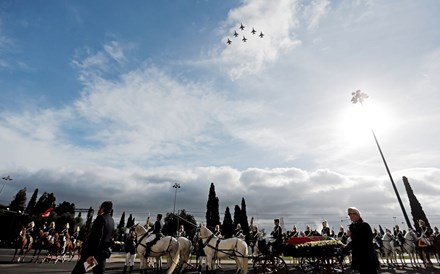 Nos céus, seis aviões F-16 da Força Aérea prestaram homenagem ao antigo Presidente, sobrevoando os Jerónimos quando  a urna saiu em direcção ao cemitério dos Prazeres.  