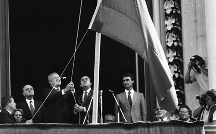 1986: O então Presidente da República, Mário Soares, e o primeiro-ministro, Cavaco Silva, na cerimónia do hastear da Bandeira Nacional na varanda dos Paços do Concelho.