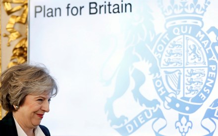 May quer Reino Unido como 'hub' de investimento. Schäuble lembra que há regras sobre impostos