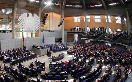 Parlamento alemão aprova pacote de 750 mil milhões