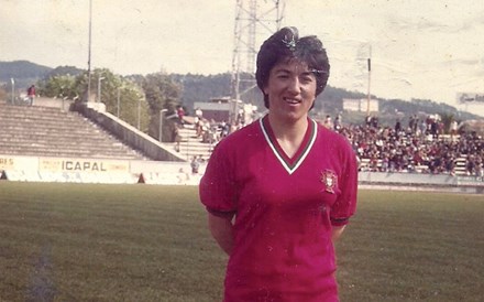 A 10 de Outubro de 1982, a Selecção feminina portuguesa de futebol disputava na Suíça o seu primeiro jogo oficial, de apuramento para o campeonato da Europa. Adelaide Almeida vestia a camisola número 8. 