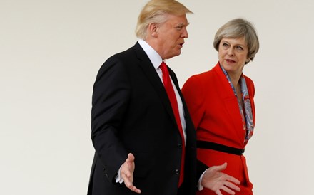 Theresa May considera 'errado' veto de Trump à imigração