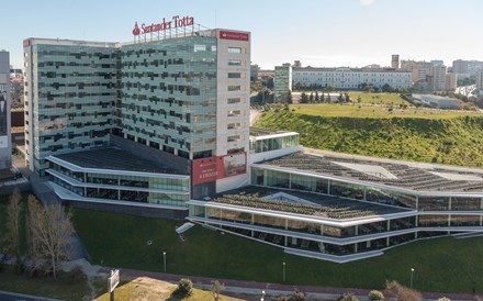 Lesados do Banif acorrentam-se em protesto frente ao edifício do Santander em Lisboa  