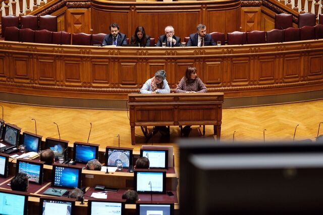 PSD, PCP e BE aprovam projecto que facilita progressões nas autarquias