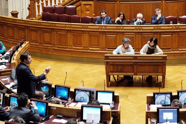 Montenegro acusa PCP e BE de 'quererem tirar o tapete ao Governo'
