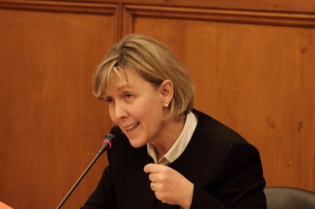 Maria Luís Albuquerque diz que os portugueses devem estar preocupados com a dívida pública