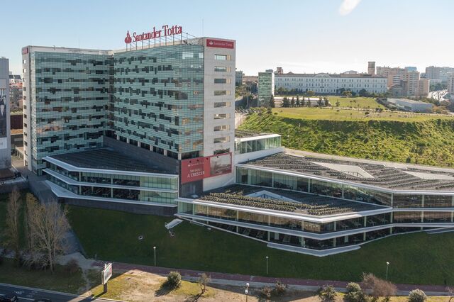 Lesados do Banif acorrentam-se em protesto frente ao edifício do Santander em Lisboa  