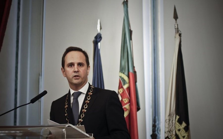 O presidente da Câmara Municipal de Lisboa, Fernando Medina, lamentou 'com profunda tristeza' a morte do antigo Presidente da República Mário Soares, 'o pai da Democracia' em Portugal, cujo legado deve ser protegido. Em declarações à Lusa, Fernando Medina referiu ter recebido 'com profunda tristeza' a notícia da morte de 'uma das figuras maiores da História e das últimas décadas da vida' de Portugal. Para o autarca socialista, o que os portugueses devem a Mário Soares 'não é fácil de enumerar'. 'Mário Soares lutou pela Democracia, pela Liberdade, esteve preso, esteve exilado, bateu-se para que Portugal fosse um estado democrático e que aderisse às comunidades económicas europeias', destacou.
Fernando Medina salientou que Soares 'não esteve sozinho, teve ao seu lado dezenas, centenas, milhares de resistentes antifascistas, de portugueses, de patriotas, que defenderam e construíram a Democracia ao seu lado depois do 25 de Abril', mas, 'é figura cimeira, a figura de referência, o pai da Democracia' em Portugal.
O presidente da Câmara de Lisboa considera que 'nenhuma homenagem será suficiente para honrar aquilo que Mário Soares deixa'. No entanto, 'há algo que as novas gerações, que tiveram a felicidade de nascer, de crescer, de viver sempre na Democracia, por quem ele tanto se bateu', podem fazer: 'prosseguir a luta pelo seu legado, o legado da Liberdade, da Democracia, da Justiça, do Desenvolvimento, da Tolerância'.
'São esses valores muito importantes, muito marcantes, muito fortes que são o seu fundamental legado e que nos caberá agora a todos saber proteger', disse.