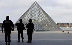 Louvre: Primeiro-ministro francês fala em ataque 'com características terroristas'