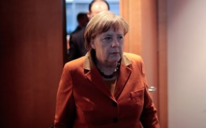 Merkel felicita Macron pela sua 'clara maioria parlamentar'