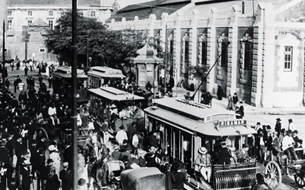 Em 1901 a Carris inaugurou o serviço de eléctricos, que ligava o centro da cidade a Ribamar, em Algés. Em 1950 os eléctricos passavam junto ao Rossio.   