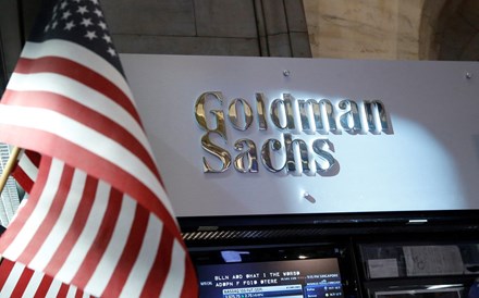 Goldman Sachs supera previsões com subida de 2% nos lucros